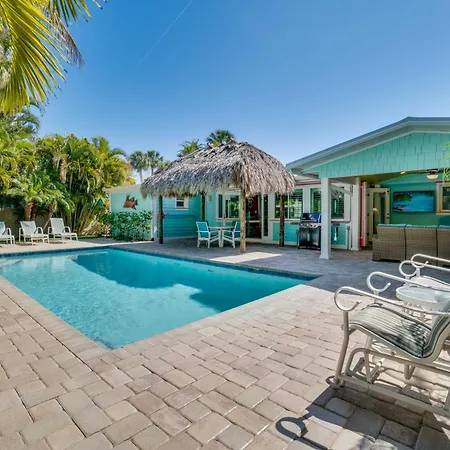 3 Min Walk To The Beach With Large Private Pool